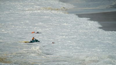 Surfista português Alex Botelho retirado inconsciente do mar da Nazaré - TVI
