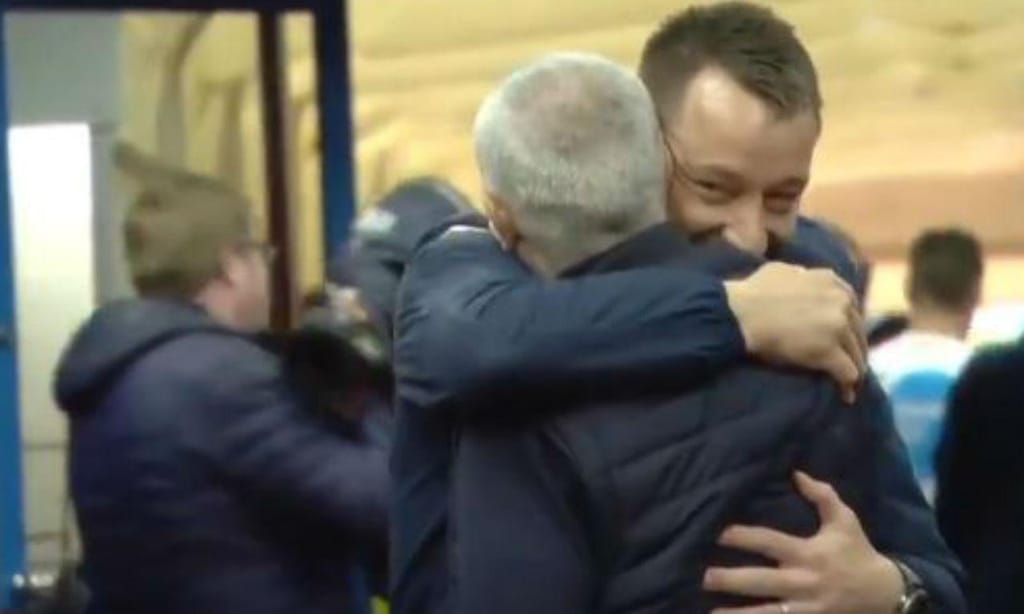 O abraço entre Mourinho e Terry (twitter)