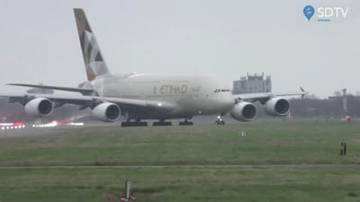 Airbus A380 luta contra as rajadas de vento para conseguir aterrar em Londres - TVI