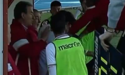 VÍDEO: treinador expulso por agredir jogador da própria equipa - TVI