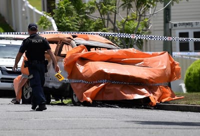 Um adulto e três crianças morreram em carro incendiado na Austrália - TVI