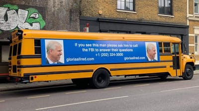 Caso Epstein: cartaz em autocarro pede ao príncipe André para "contactar o FBI" - TVI