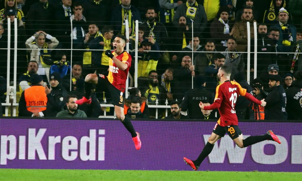 Radamel Falcao festeja golo no clássico entre Fenerbahce e Galatasaray (EPA/ERDEM SAHIN)
