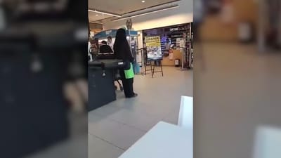Trabalhadora de supermercado obrigada a permanecer de pé na frente de loja sem fazer nada - TVI