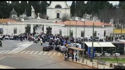 Amigos de vítima de despiste na 2ª Circular invadem Cemitério dos Prazeres de mota durante funeral - TVI