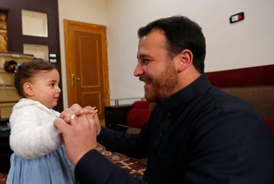 A menina que o pai fazia rir das bombas da Síria conseguiu escapar à guerra - TVI