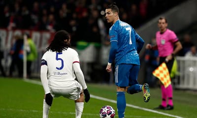 VÍDEO: Ronaldo pede penálti, irrita-se com ex-Benfica e faz de «steward» - TVI