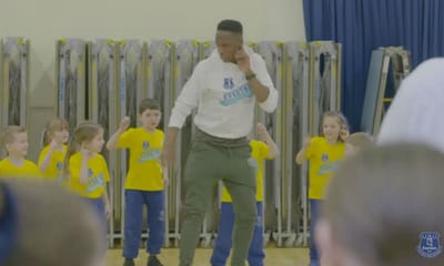 VÍDEO: Richarlison e Mina ensinam crianças de Liverpool... a dançar - TVI