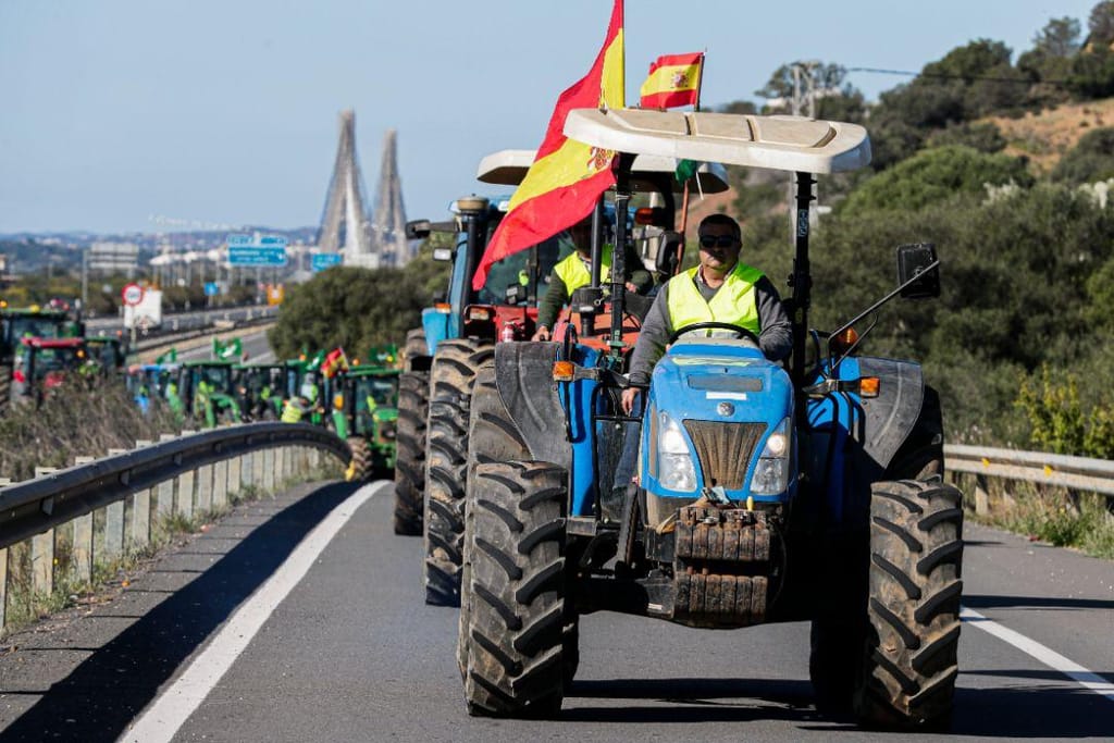 Agricultores portugueses e espanhóis cortam autoestrada em protesto