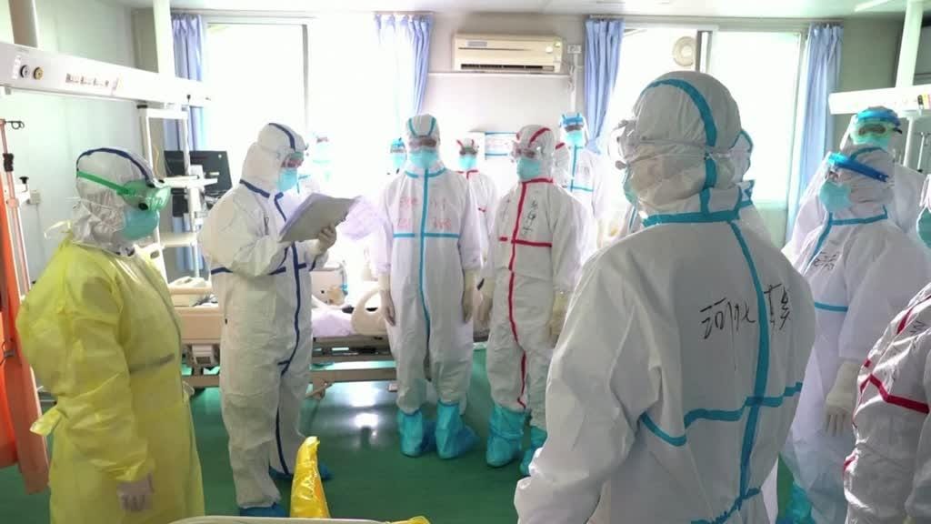 Os médicos heróis que tentam travar o vírus em Whuan