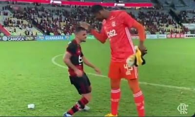 VÍDEO: parecem pai e filho, mas jogam ambos no Flamengo de Jesus - TVI