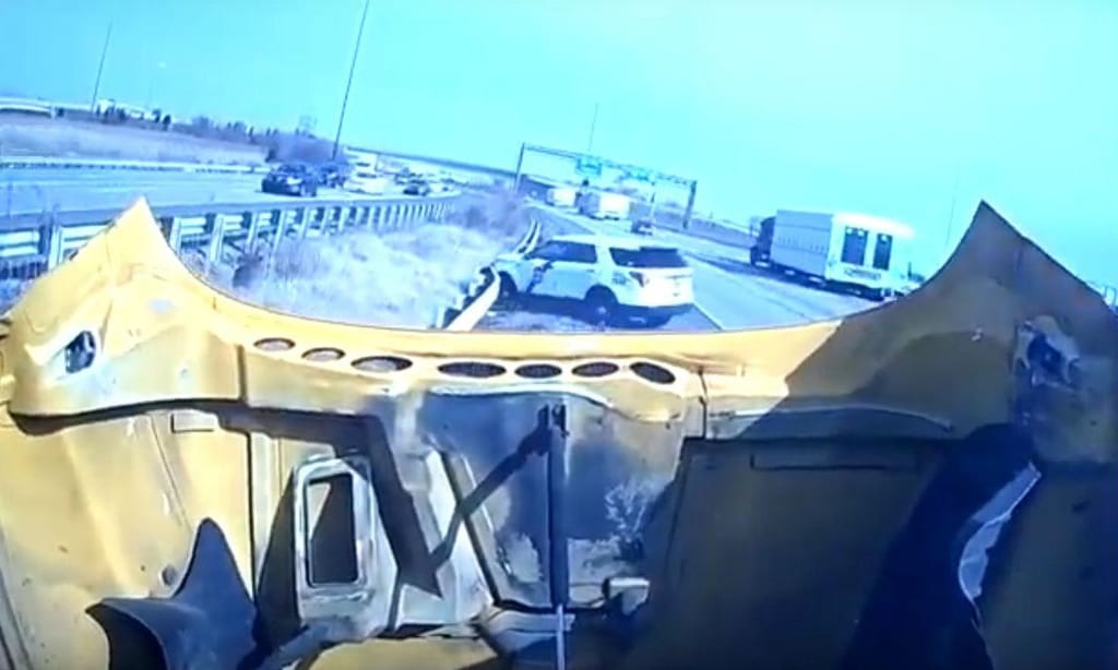 Camião bate em barreira policial (reprodução YouTube «Live Leak TV»)