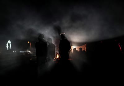 Incêndio destrói centro social de refugiados em Lesbos - TVI