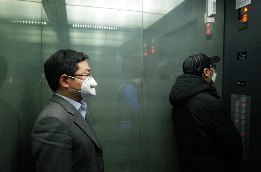 China pré-determina espaço dentro dos elevadores por causa do coronavírus