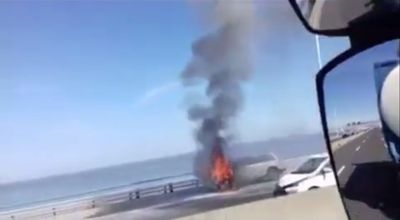 Carro em chamas corta trânsito na ponte Vasco da Gama - TVI