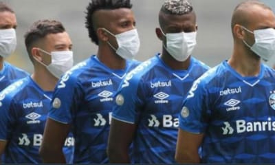 VÍDEO: em protesto, jogadores do Grémio entram em campo com máscaras - TVI