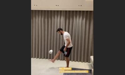 Bruno Fernandes e jogadores do Sporting dão toques com papel higiénico - TVI