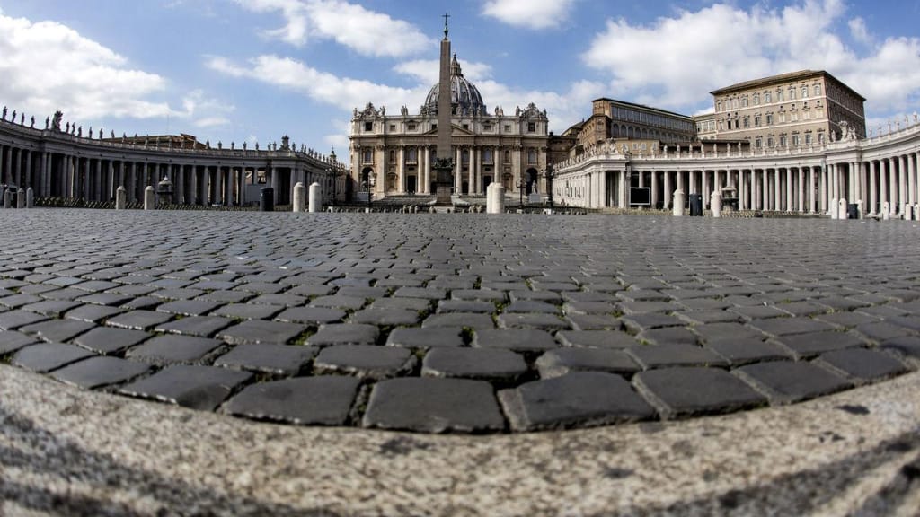 Papa Francisco andou pelas ruas de Roma sozinho e rezou em duas igrejas