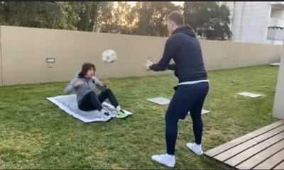 VÍDEO: Fábio Silva mostra treino em casa com o pai - TVI