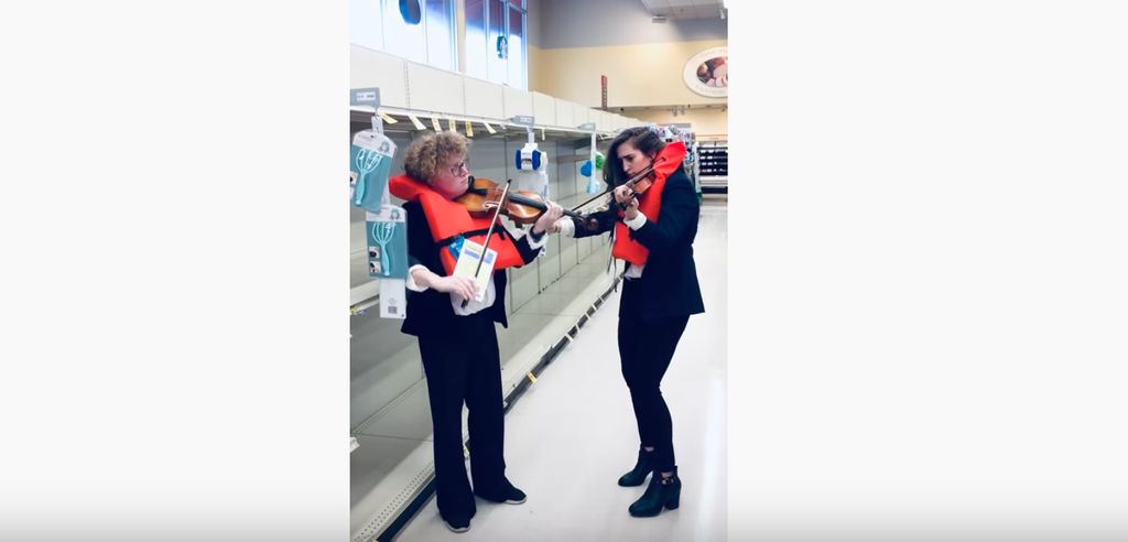 Violinistas tocam música de Titanic em supermercado