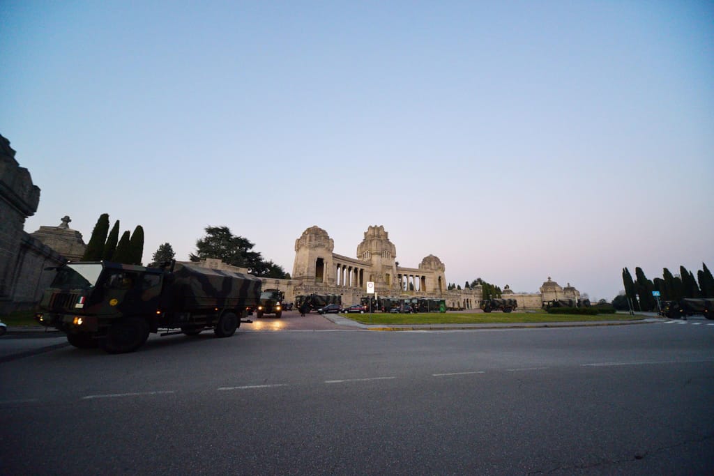 Camiões militares transportam caixões das vítimas em Itália