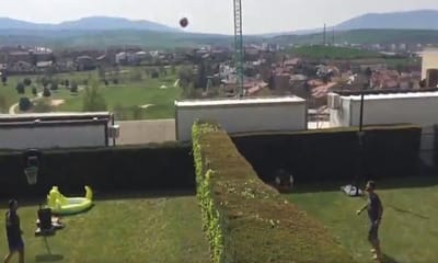 VÍDEO: de um jardim para o outro, jogadores do Osasuna jogam futvolei - TVI