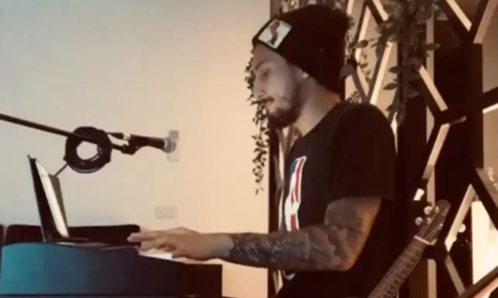 Alex Telles ao piano