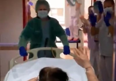 Covid-19: mulher recebe ovação de médicos e enfermeiros depois de deixar cuidados intensivos - TVI