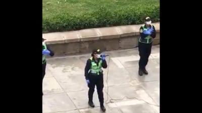 Polícia desloca-se a bairro chique para cantar e dançar para os moradores - TVI