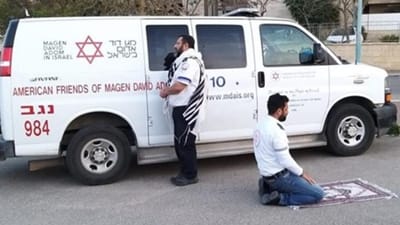 Paramédicos judeu e muçulmano param luta contra Covid-19 e fazem oração em conjunto - TVI