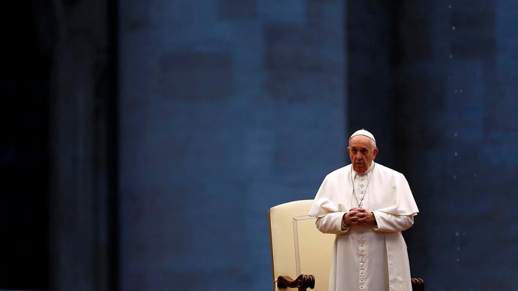 Papa Francisco reza pela Humanidade