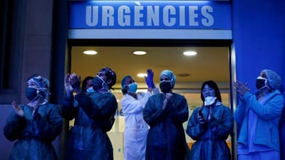 Profissionais de saúde espanhóis fazem pausa para agradecer homenagem - TVI