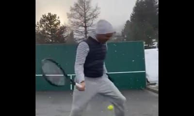 VÍDEO: mesmo a nevar, Federer sai à rua para ver se não perdeu a «arte» - TVI