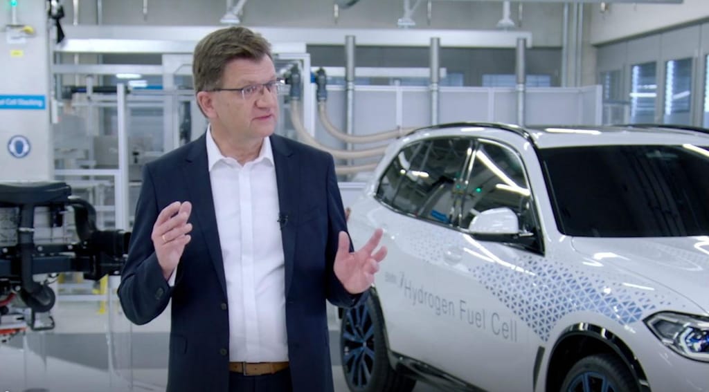 Klaus Fröhlich com o BMW i Hydrogen Next (reprodução site BMW)