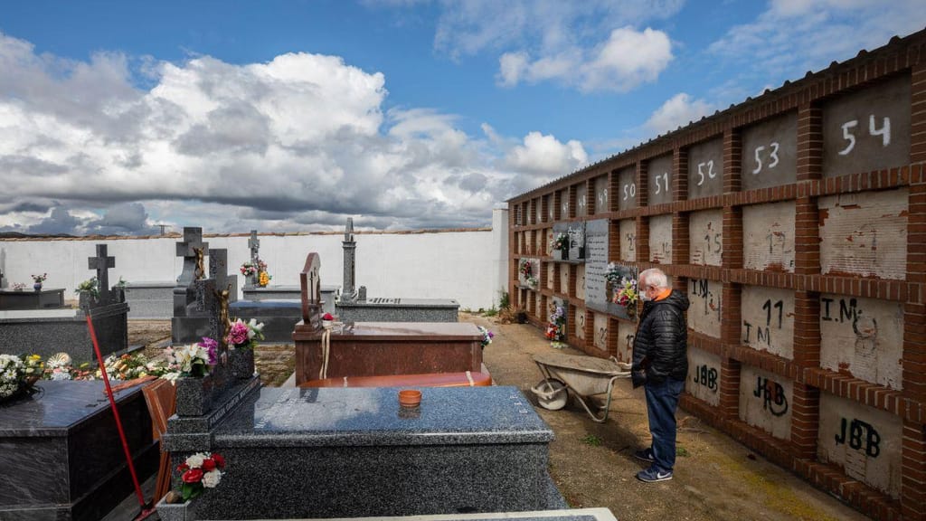 Funeral de mulher que morreu infetada com Covid-19, em Espanha