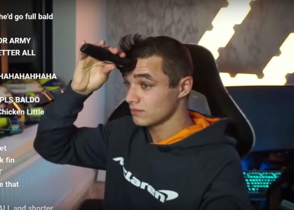 Lando Norris rapa o cabelo (reprodução YouTube Lando Twitch Highlights)