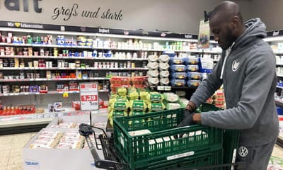 VÍDEO: jogadores do Wolfsburgo ajudam a repor produtos no supermercado - TVI