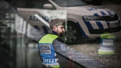 Homem detido no Porto por posse ilegal de pistola e bastões - TVI