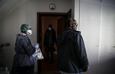 Pandemia de Covid-19 obrigou hospitais a reorganizarem-se de um dia para o outro - TVI
