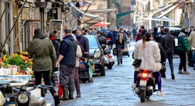 Itália é o país mais afetado por Covid-19, mas as ruas de Nápoles encheram no fim de semana - TVI
