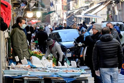 FOTOS: Nápoles saiu à rua para as compras de fim de semana - TVI