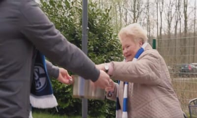 VÍDEO: guarda-redes do Schalke cozinha e oferece comida aos adeptos - TVI