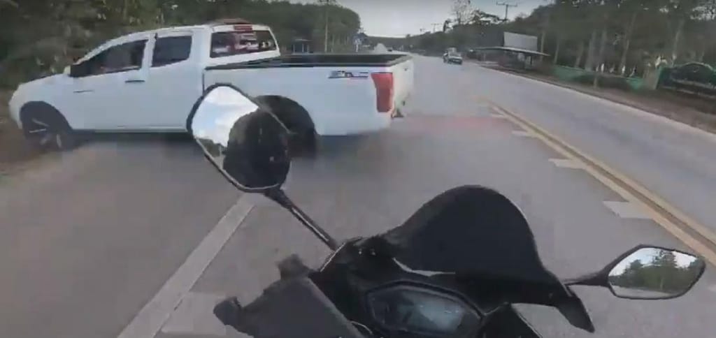 Motociclista evita acidente com manobra evasiva (reprodução YouTube)