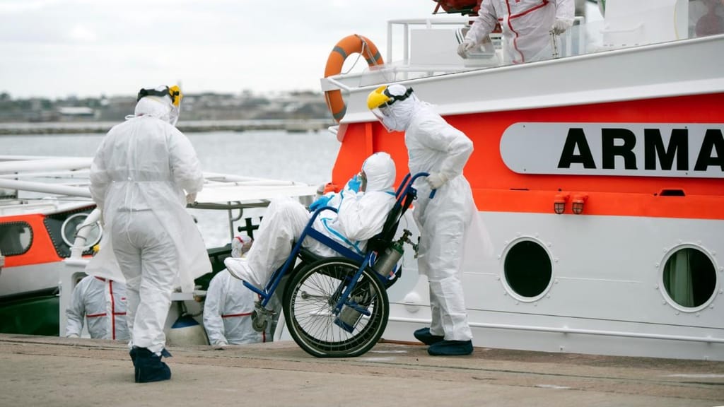 Marinha do Uruguai retirou passageiros infetados com Covid-19 de cruzeiro australiano
