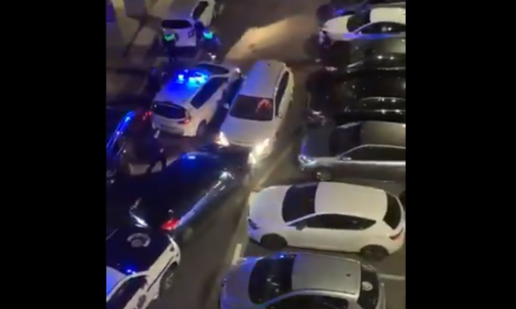 VÍDEO: encurralado, homem embate repetidamente em carros da polícia (twitter)
