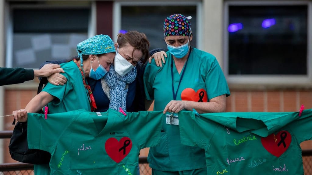 Enfermeiras choram a morte de um colega em Espanha