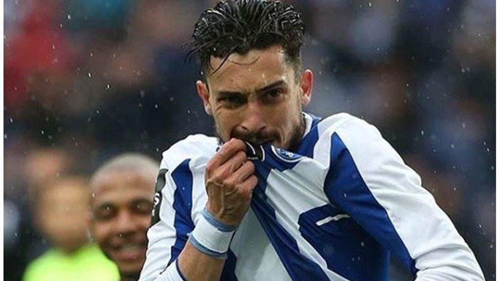 Alex Telles beija o símbolo do FC Porto após fazer um golo