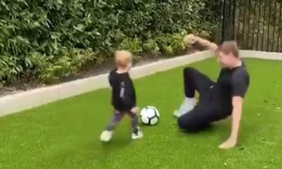 VÍDEO: Gerrard entra de carrinho para desarmar o filho...de dois anos - TVI