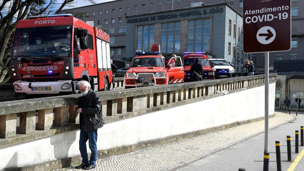 Forças de segurança homenageiam os profissionais de saúde no Porto