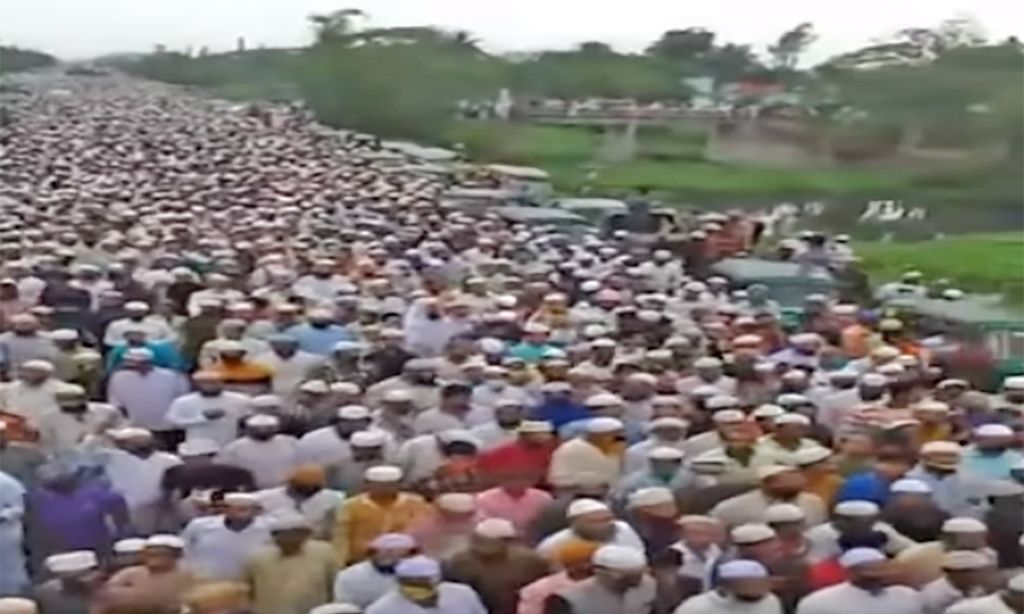 Funeral no Bangladesh, com cerca de cem mil pessoas, rompe confinamento imposto devido à covid-19